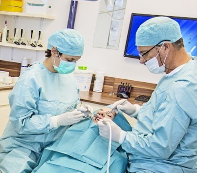 odontologai implantuoja